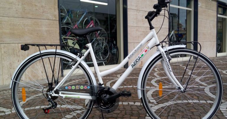 La piccola Chiara Pagliuca riceve la Bicicletta ufficiale della Volleyball Aversa